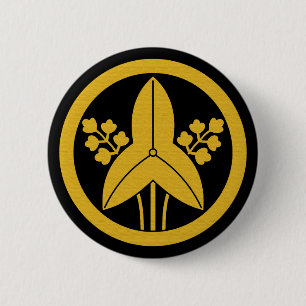 Standing arrowhead in circle 6 cm round badge