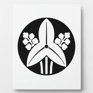 Standing arrowhead in rice cake plaque