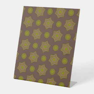 Stars and circles in brown and green pedestal sign