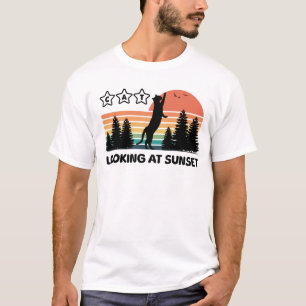 Stehende schwarze Katze schaut auf Sonnenuntergang T-Shirt