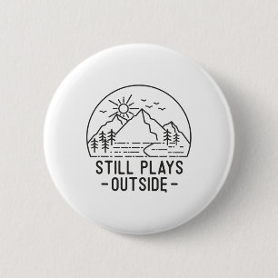 Still Plays Outside Camping Funny Hiking Lover Cam 6 Cm Round Badge