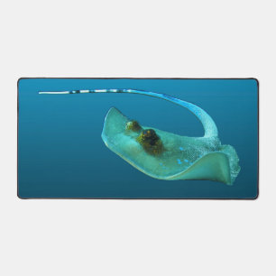 Stingray in motion! Gradient blue background    Desk Mat