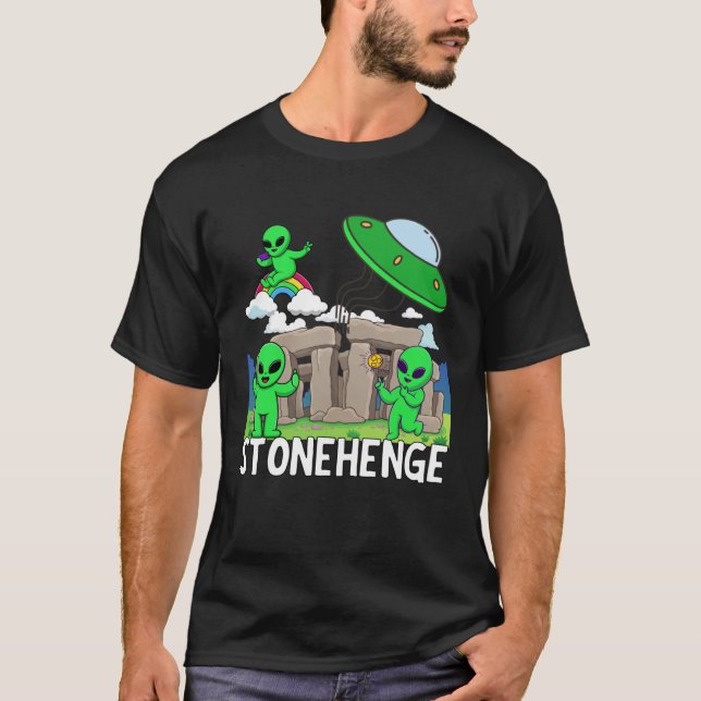 Stonehenge England Souvenir  Aliens & Flying Sauce T-Shirt (Front)