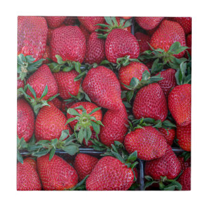 Strawberries with green leaves tile