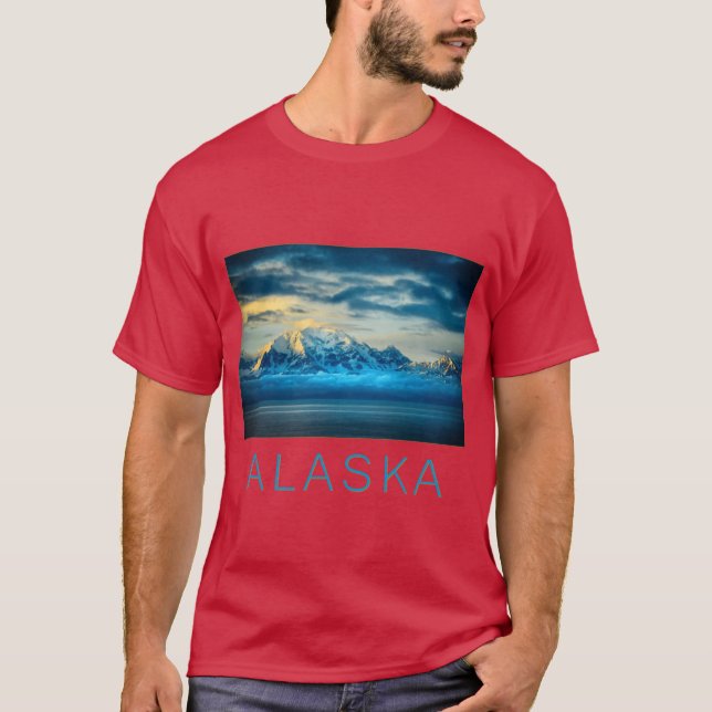 Stunning snowy mountains in Alaska rise above clou T-Shirt (Front)