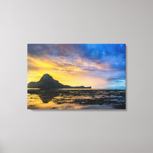 Sunset Of Bay Of El Nido Canvas Print (Front)