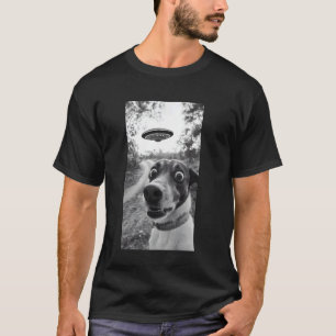 Surprised Dog Selfie With Alien UFO Funny Dog Men T-Shirt