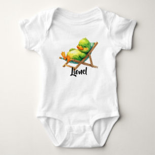 Süße grüne Ente liegt entspannt im Liegestuhl Baby Bodysuit