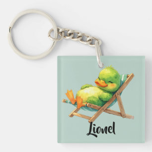 Süße grüne Ente liegt entspannt im Liegestuhl Key Ring