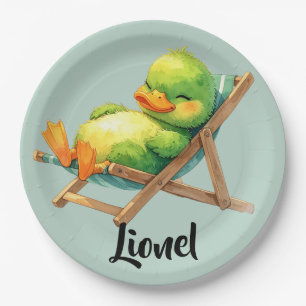 Süße grüne Ente liegt entspannt im Liegestuhl Paper Plate