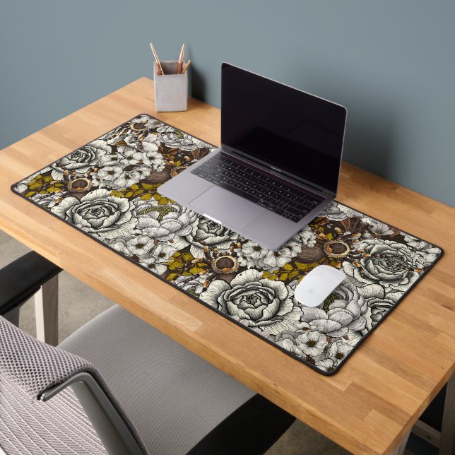 Tarantula garden 2 desk mat (Office 2)