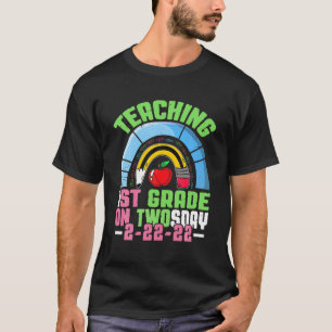 Teaching 1St Grade On Twosday 2-22-22 22Nd Februar T-Shirt