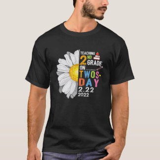 Teaching 2Nd Grade On Twosday 2-22-22 22Nd Februar T-Shirt
