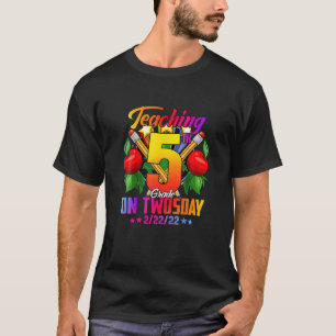 Teaching 5Th Grade On Twosday 2-22-22 22Nd Februar T-Shirt