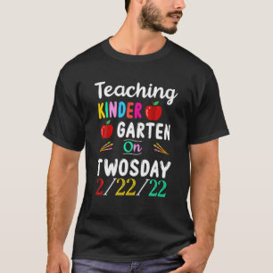 Teaching Kindergarten On Twosday 2-22-22 22Nd Febr T-Shirt
