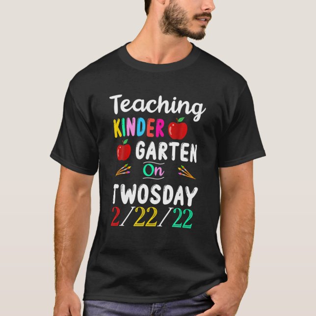 Teaching Kindergarten On Twosday 2-22-22 22Nd Febr T-Shirt (Front)
