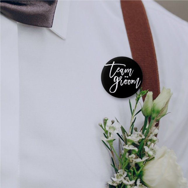 Team Groom Brush Script Bow Tie Chic Wedding Party 6 Cm Round Badge ('Team Groom' Bow Tie Brush Script Calligraphy Wedding Rehearsal Pin Button @ fatfatin_blue_knot)