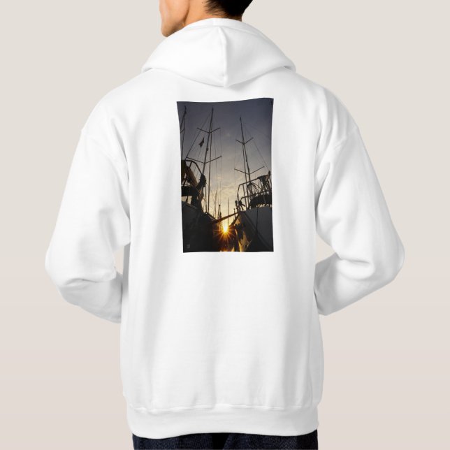 Tegenlicht bij 2 zeilboten in de haven. hoodie (Back)