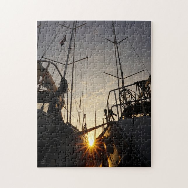 Tegenlicht bij 2 zeilboten in de haven. jigsaw puzzle (Vertical)