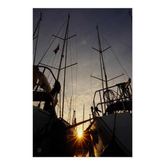 Tegenlicht bij 2 zeilboten in de haven. poster (Front)