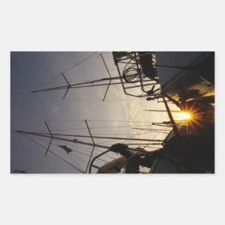 Tegenlicht bij 2 zeilboten in de haven. rectangular sticker