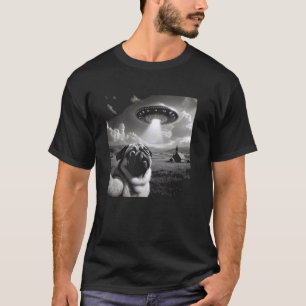 Terrified Pug Taking a Selfie with UFO u2013 Funny T-Shirt
