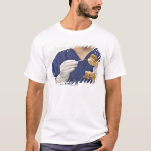 The dentist explained with a dental model T-Shirt