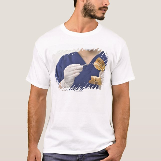 The dentist explained with a dental model T-Shirt (Front)