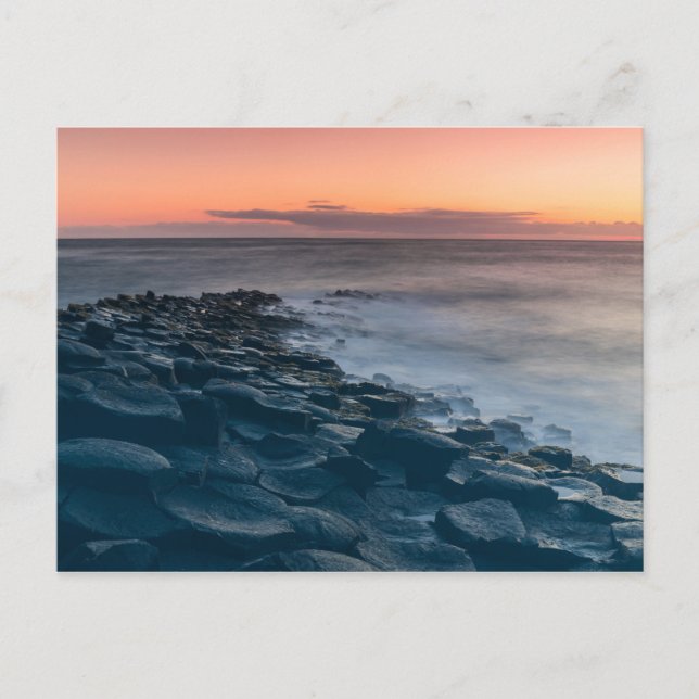 THE GIANT'S CAUSEWAY - BUSHMILLS, NORTHERN IRELAND POSTCARD (Front)