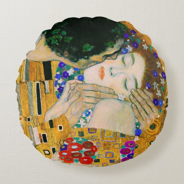 The Kiss by Gustav Klimt Round Cushion (Front)