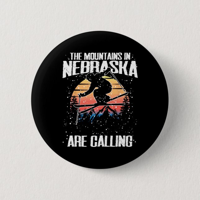 The Mountains In Nebraska Are Calling Funny Skiing 6 Cm Round Badge (Front)