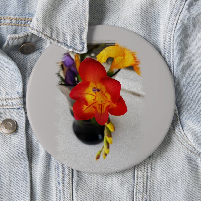 The red freesia 6 cm round badge (In Situ)