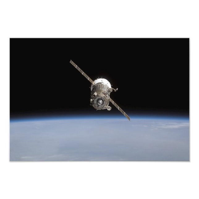 The Soyuz TMA-11 spacecraft above Earth's horiz Photo Print (Front)