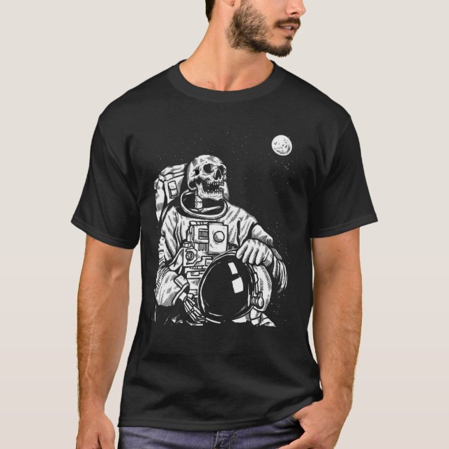 The Space Man Is Lost In The Universe Beautiful Gi T-Shirt (Front)
