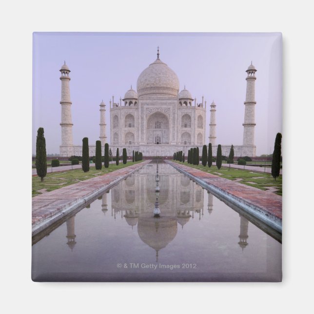 the Taj Mahal perfectly reflected in the pool in Magnet (Front)