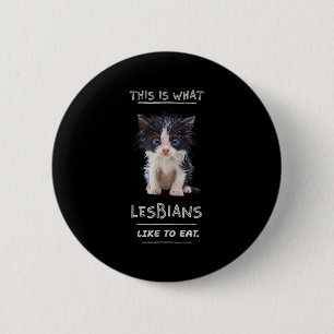 This Is What Lesbians Like To Eat - Funny Cat Grap 6 Cm Round Badge