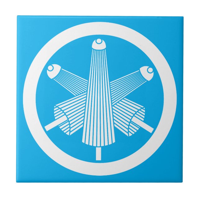 Three umbrellas, staggered in circle tile (Front)