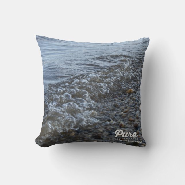 Throw pillow with waves (Front)
