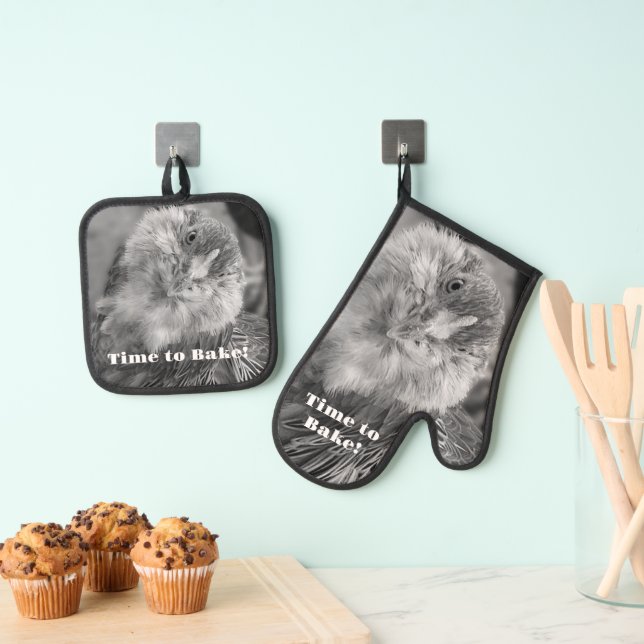 Tilted Head Chicken Monochrome Photo Oven Mitt & Pot Holder Set (Insitu(Hanging))