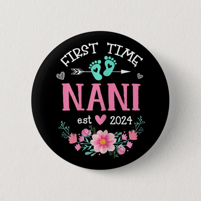 Time Nani Est 2024 Floral Pregnancy Announcement W 6 Cm Round Badge (Front)