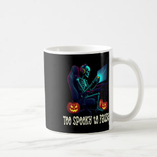 Too Spooky To Pause – Funny Halloween Skeleton Gam Coffee Mug