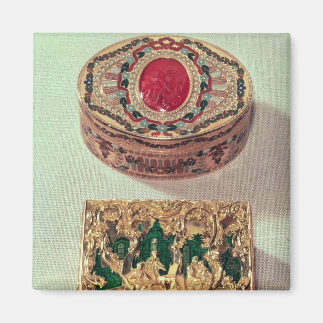 Top: Gold snuffbox inlaid with various stones Magnet (Front)