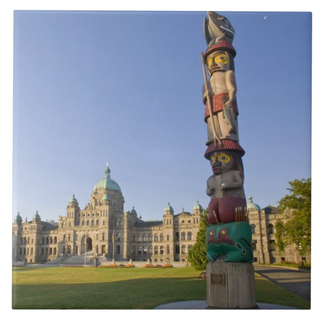 Totem pole at the Parliament building in Tile (Front)