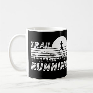 Trail Running im Sonnenuntergang mit Bergen und Wa Coffee Mug