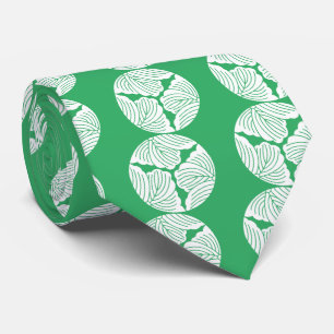 Trisected ivy leaves tie
