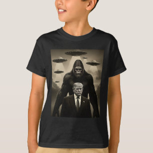 Trump Bigfoot Ufo Alien Encounter Invasion Uap Fun T-Shirt