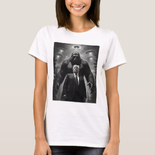 Trump Bigfoot Ufo Alien Extraterrestrial Encounter T-Shirt