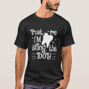 Trust me i'm telling the tooth denal assisant T-Shirt