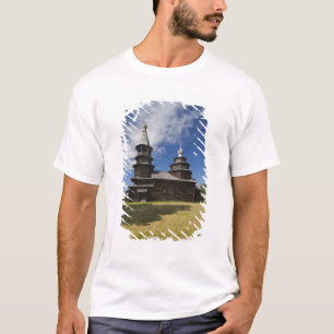 Ttraditional wooden Russian Orthodox church T-Shirt