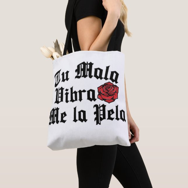 Tu Mala Vibra me la pela shopping tote bag (Close Up)